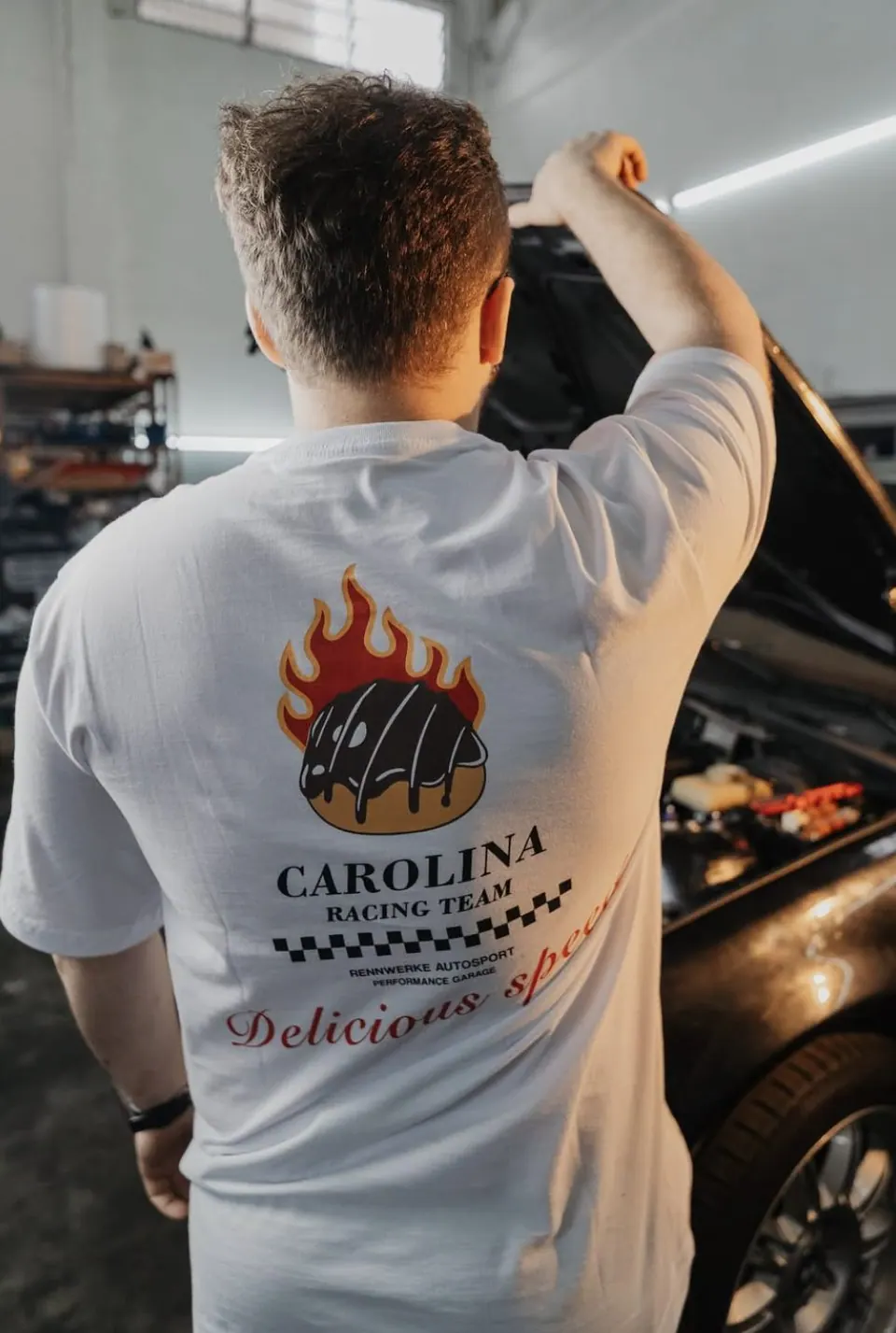 Costas da camiseta Carolina Racing Team, com estampa de doce em chamas e a frase Delicious speed