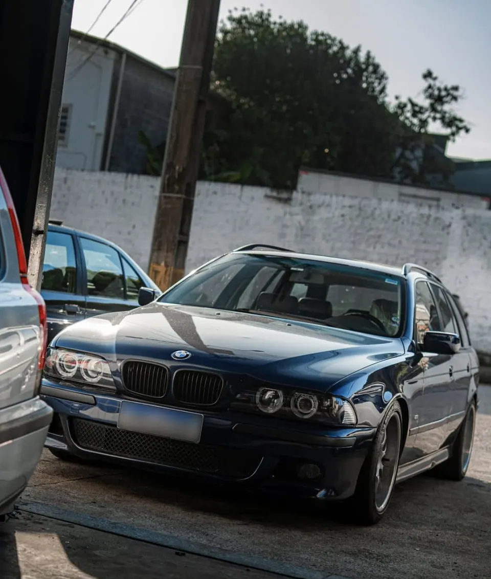 BMW Série 5 Touring E39 azul escura estacionada na oficina